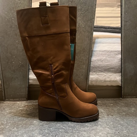 Never worn brown suede round toe tall boot with heel - Picture 3 of 5